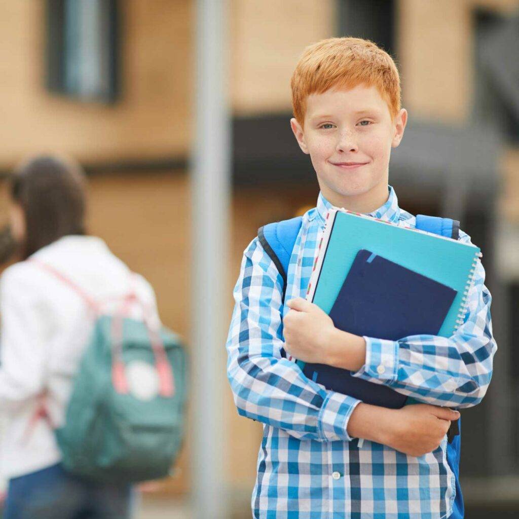 Ein junger Schüler der 5. Klasse nach erfolgreicher Schulanmeldung an der 25. Oberschule für das neue Schuljahr 2026/2027!
